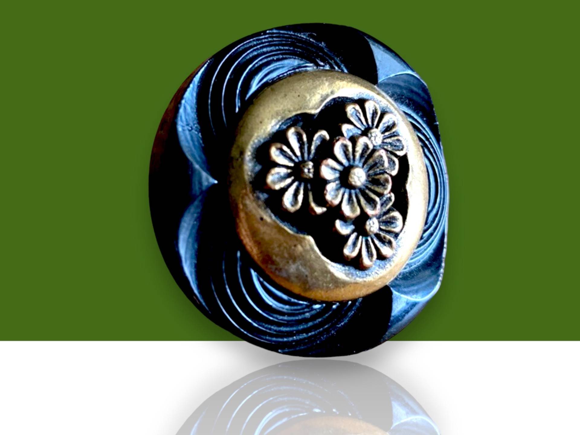 Messing Daisy Schwarzer Bakelit Ring von ItsDanaMade