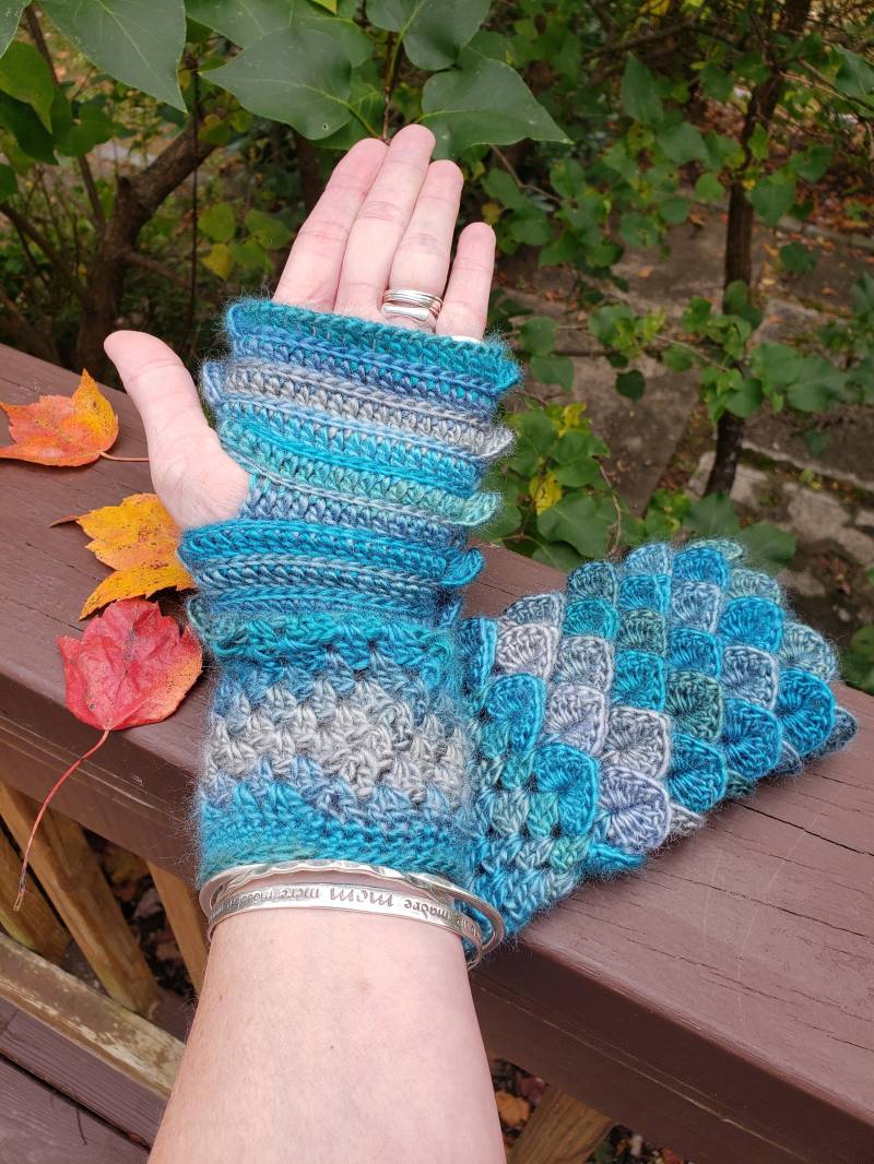 Flache Fingerlose Handschuhe in Krokodilstich/Drachenschuppe von ItsIntheBagCrochet