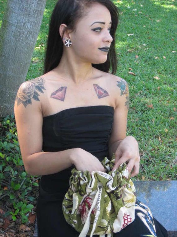 Beutel in Grün Geblümten Stoff Ooak Retro Kordelzug Frühling von ItsMeDesigns