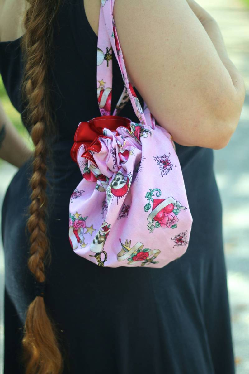 Handtasche Tasche Kordelzug Rosa Schädel Rucksack Its Me Designs Rocker Tattoo Biker Hipster Rosen Dolche Herzen Beutel von ItsMeDesigns