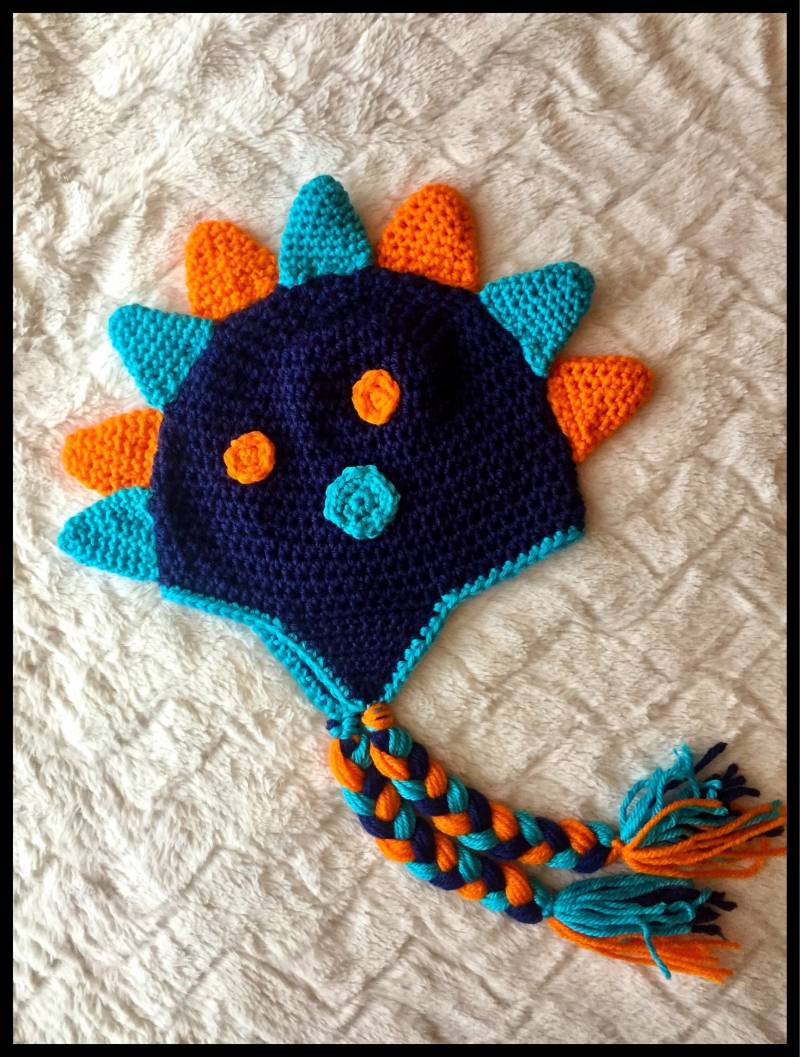 Gehäkelte Dinosaurier Wintermütze, Kindermütze, Monstermütze Gehäkelte Dinosaurier Wintermütze, Kindermütze, Monstermütze von ItsPerfectlyPeacock