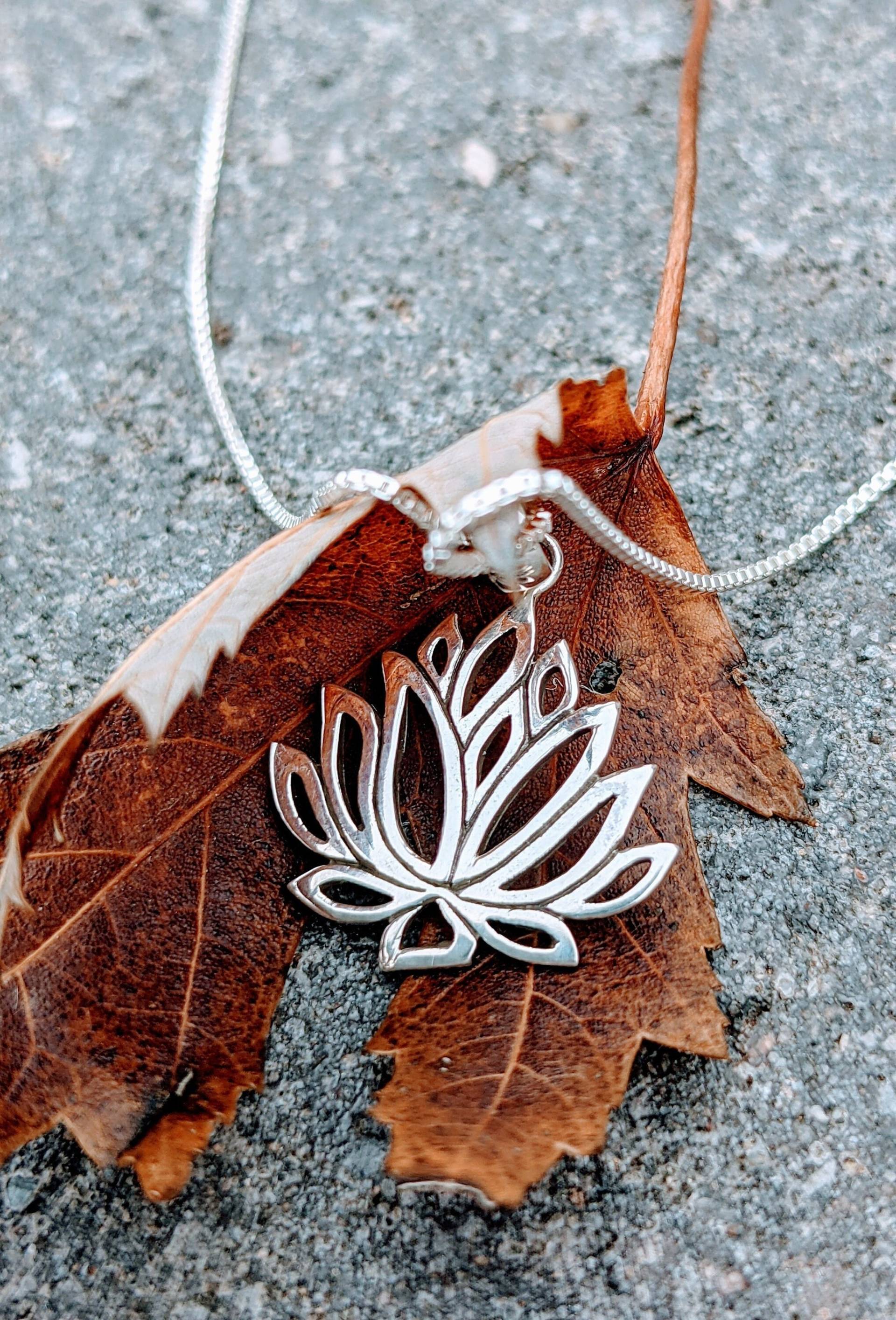 Handgeätzter Lotus Sterling Silber Anhänger | Klein Mit 18" Silberkette Handgeätzter Lotus Sterling Silber Anhänger | Klein Mit 18" Silberkette von ItsaCrystalVibe