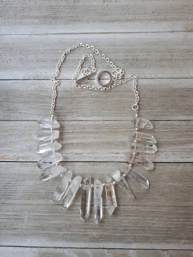 Kristall Quarz Statement Halskette - Naturquarz Stick Rough Cut Und Polierter Halbedelstein Mit Versilberten Perlen Bib Style von ItsaGemBoutique