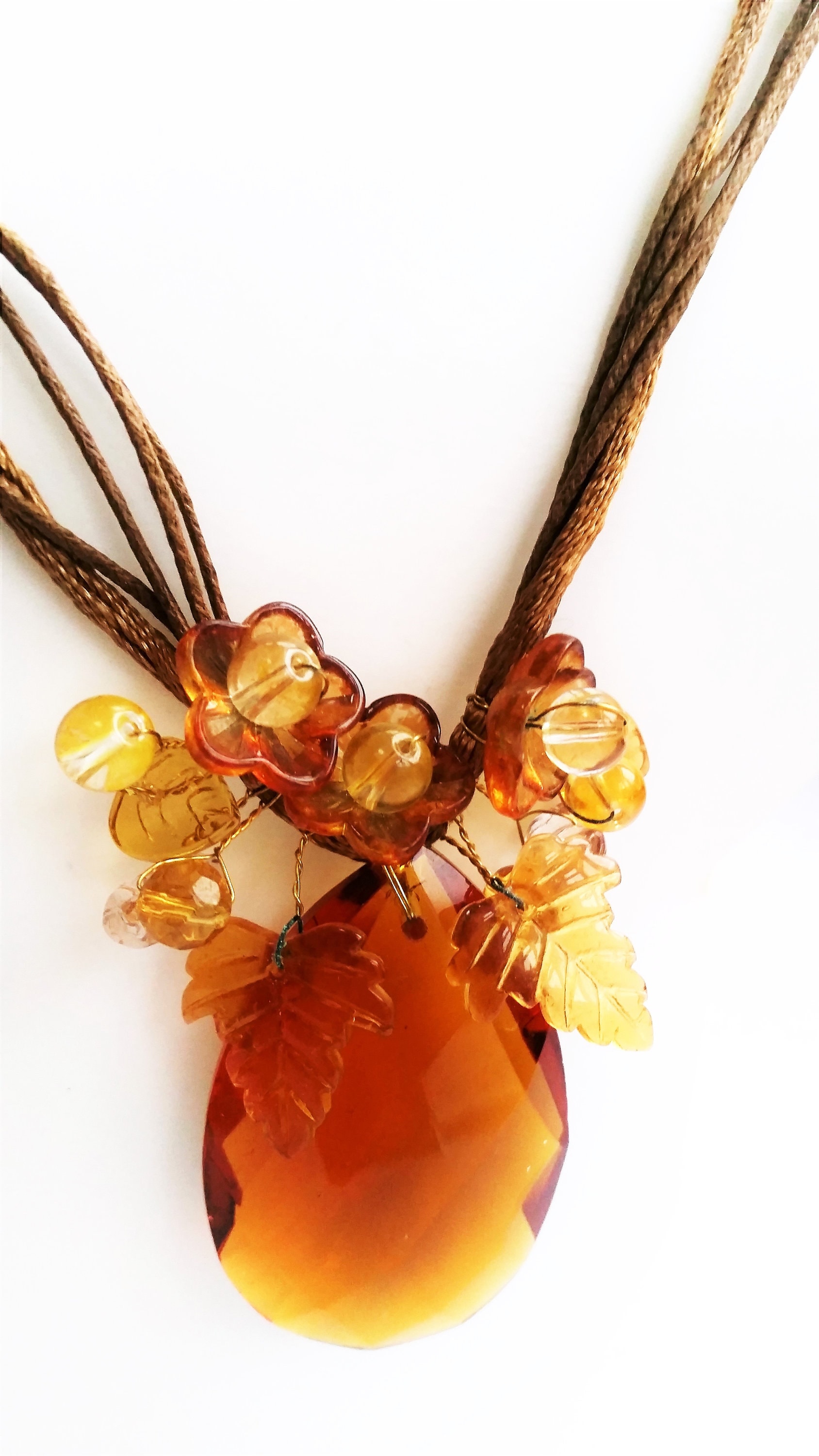 Belaubter Kristallanhänger-Halsketten-Schmucksachen Mit Auffallendem Juwelenanhänger An Einer Kunstlederhalskette, Gratis Organzageschenkbeutel Belaubter Kristallanhänger-Halsketten-Schmucksachen Mit Auffallendem Juwelenanhänger An Einer Kunstlederhalskette, Gratis Organzageschenkbeutel von ItsaGirlThingx