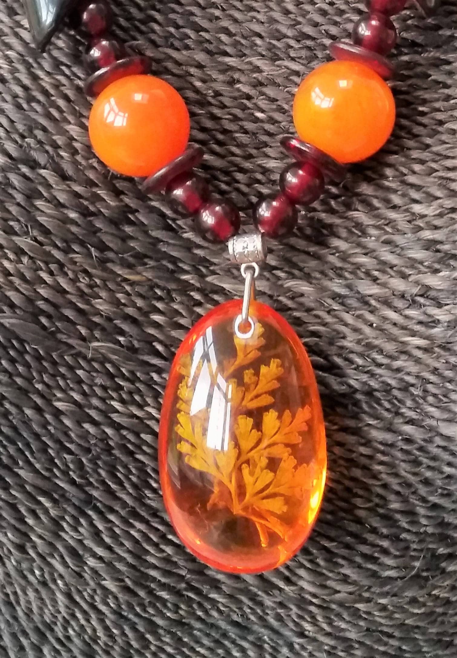 Ungewöhnliche Schrullig Skurrile Perlenhalskette Mit Eingesetztem Blattdesign Innerhalb Eines Ovalen Harzanhängers Hoher Klarheit - Schmuck Ungewöhnliche Schrullig Skurrile Perlenhalskette Mit Eingesetztem Blattdesign Innerhalb Eines Ovalen Harzanhängers Hoher Klarheit - Schmuck von ItsaGirlThingx