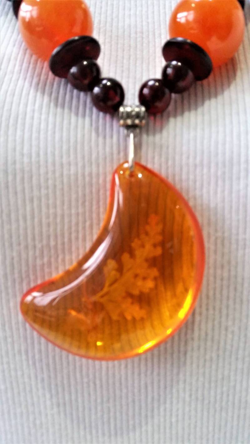 Ungewöhnliche Schrullige Perlenhalskette, Eingelassenes Blattdesign, Halbmondförmiger Hoher Klarheit Harzanhänger - Schmuck Accessorize Ungewöhnliche Schrullige Perlenhalskette, Eingelassenes Blattdesign, Halbmondförmiger Hoher Klarheit Harzanhänger - Schmuck Accessorize von ItsaGirlThingx