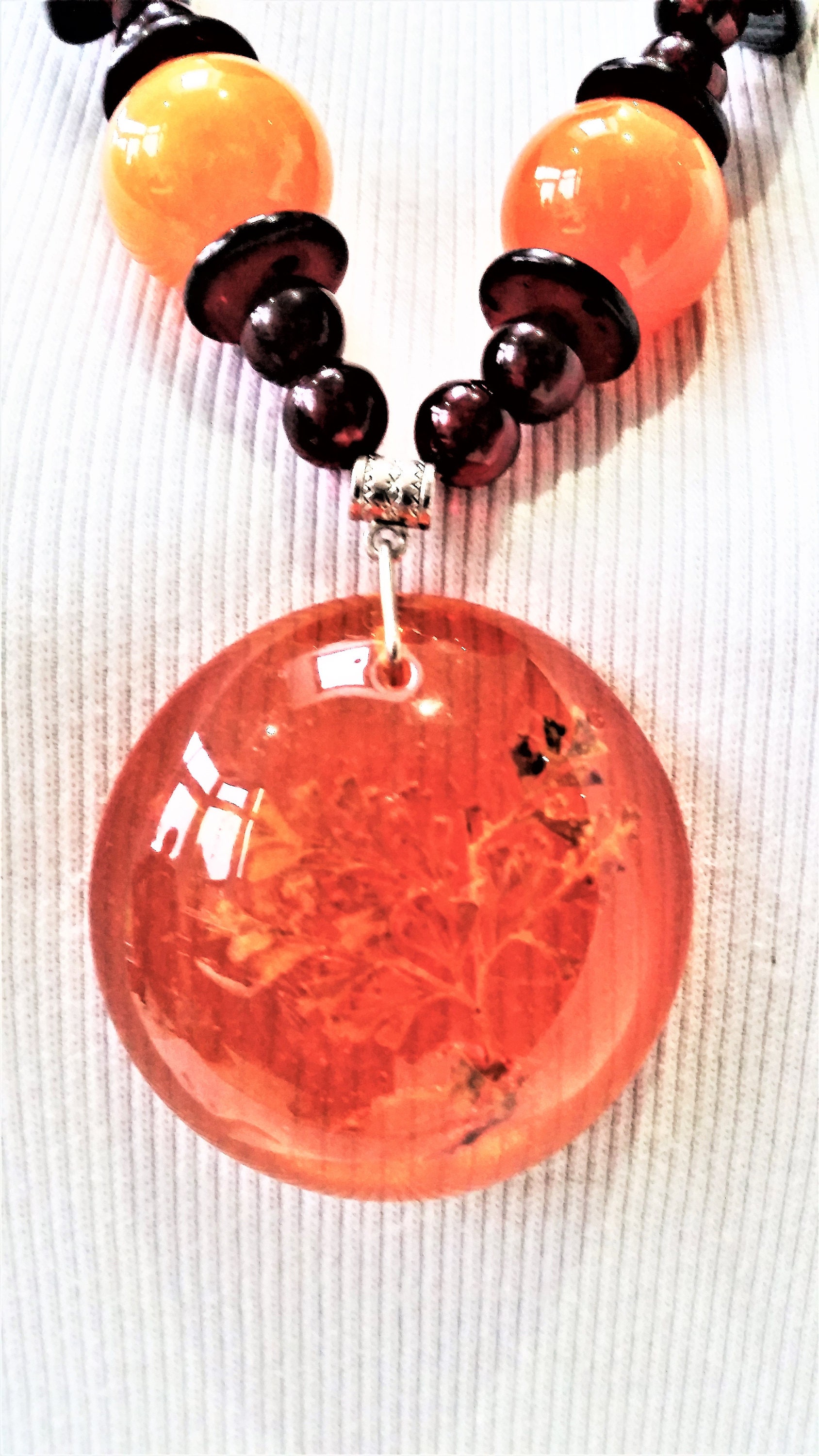 Ungewöhnliche Schrullige Perlenhalskette Mit Eingesetztem Blattdesign Innerhalb Eines Kreisförmigen Harzanhängers Hoher Klarheit Schmuck von ItsaGirlThingx