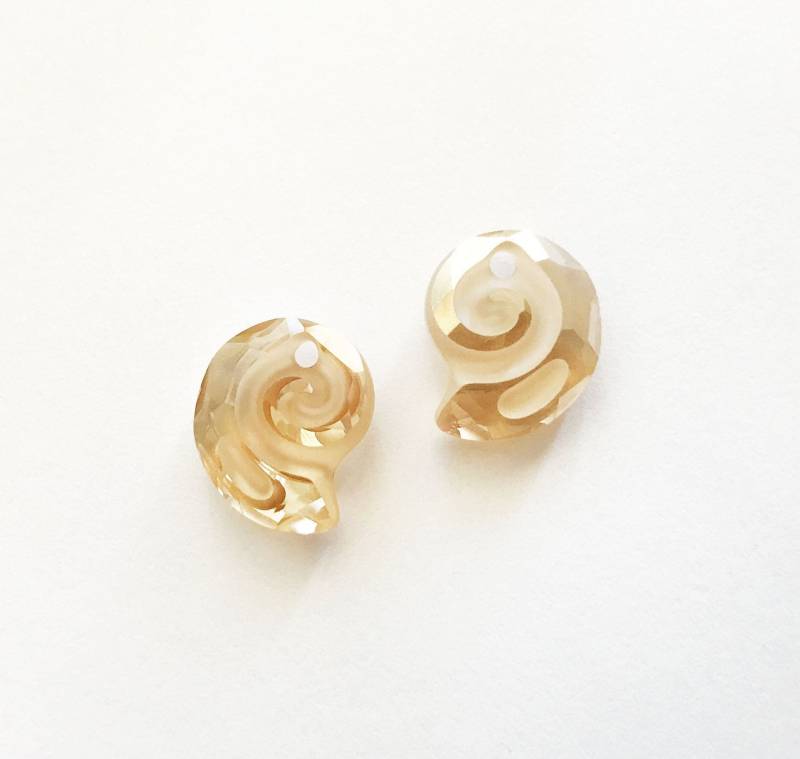 1 Stück, 14mm, Echte Swarovski Meeresschnecke Anhänger in Golden Shadow von ItsyBitsyHaven