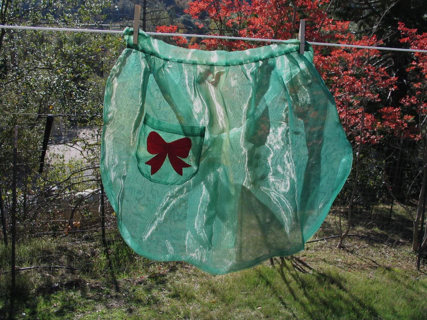 Weihnachtliche Schürze Grüne Organza-Schürze 50Er Jahre Hostessen-stil Weihnachtliche Schürze Grüne Organza-Schürze 50Er Jahre Hostessen-stil von Itzvintagedarling
