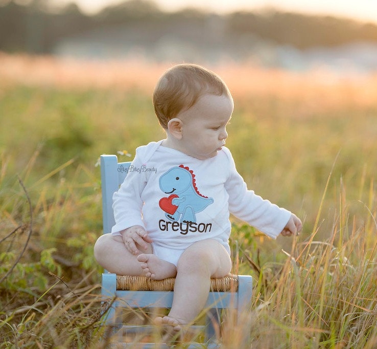 Jungen Valentinstag Shirt Oder Bodysuit - Dinosaurier Gesticktes Mein Erster von ItzyBitzyBeauty