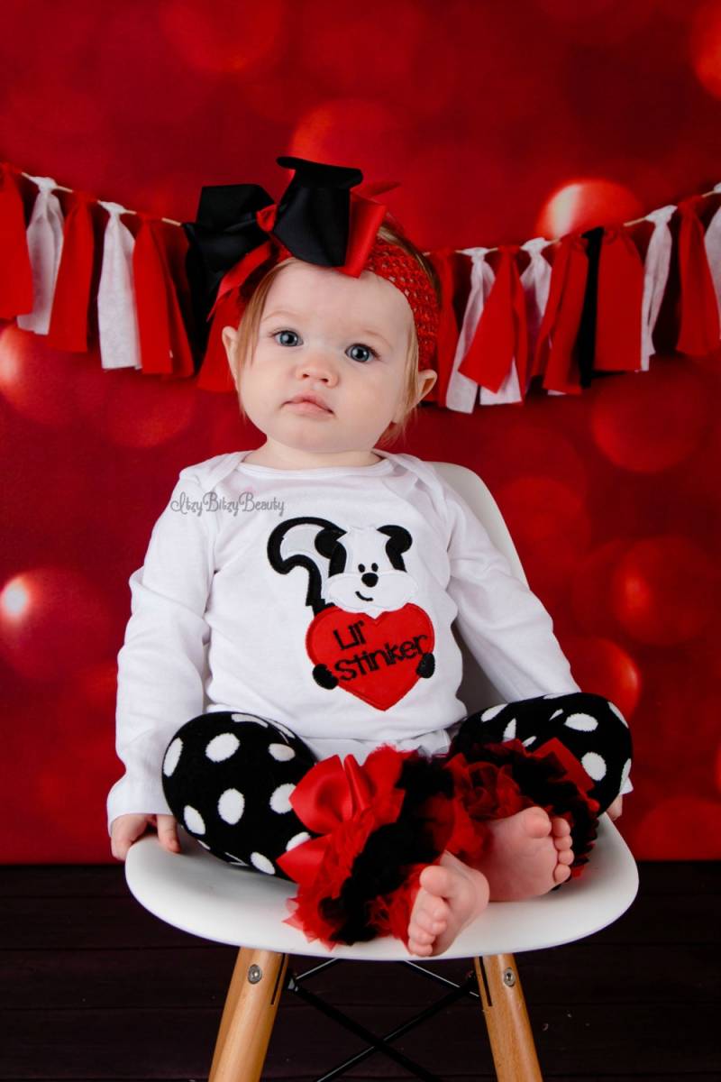 Mädchen Valentinstag Outfit - Lil Stinker Stinktier Shirt Oder Bodysuit von ItzyBitzyBeauty