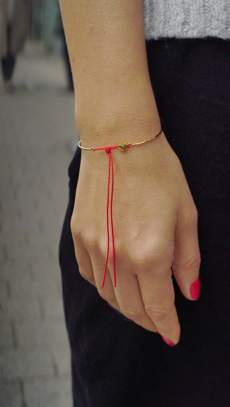 Liebes Armband Zum Valentinstag - Herz Charm in Gold Verstellbares Rotes Wunsch von IvaJewelery