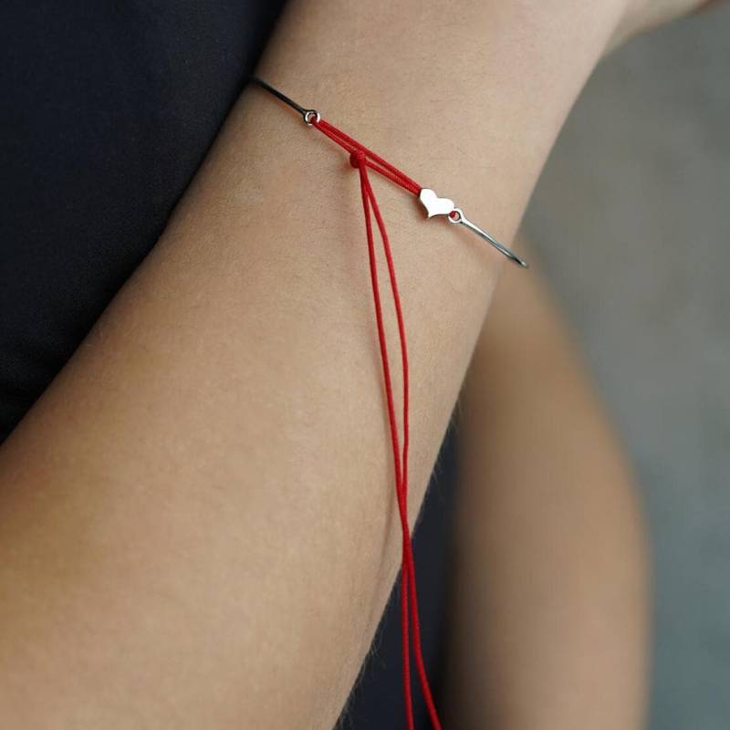 Red String Herz Armband - Verstellbares Cuple in Sterling Silber Oder 14K Vergoldet Hochzeitsgeschenk von IvaJewelery