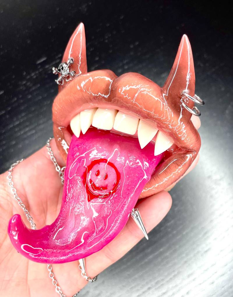 Blutige Smiley Lippen Als Anhänger von IvaNixCreations