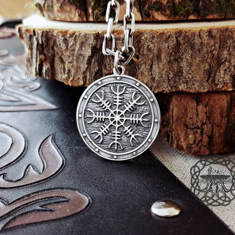 Schildanhänger Aus Sterling Silber Mit Helm Der Ehrfurcht Wikinger Schmuck von IvaldiSonsForge