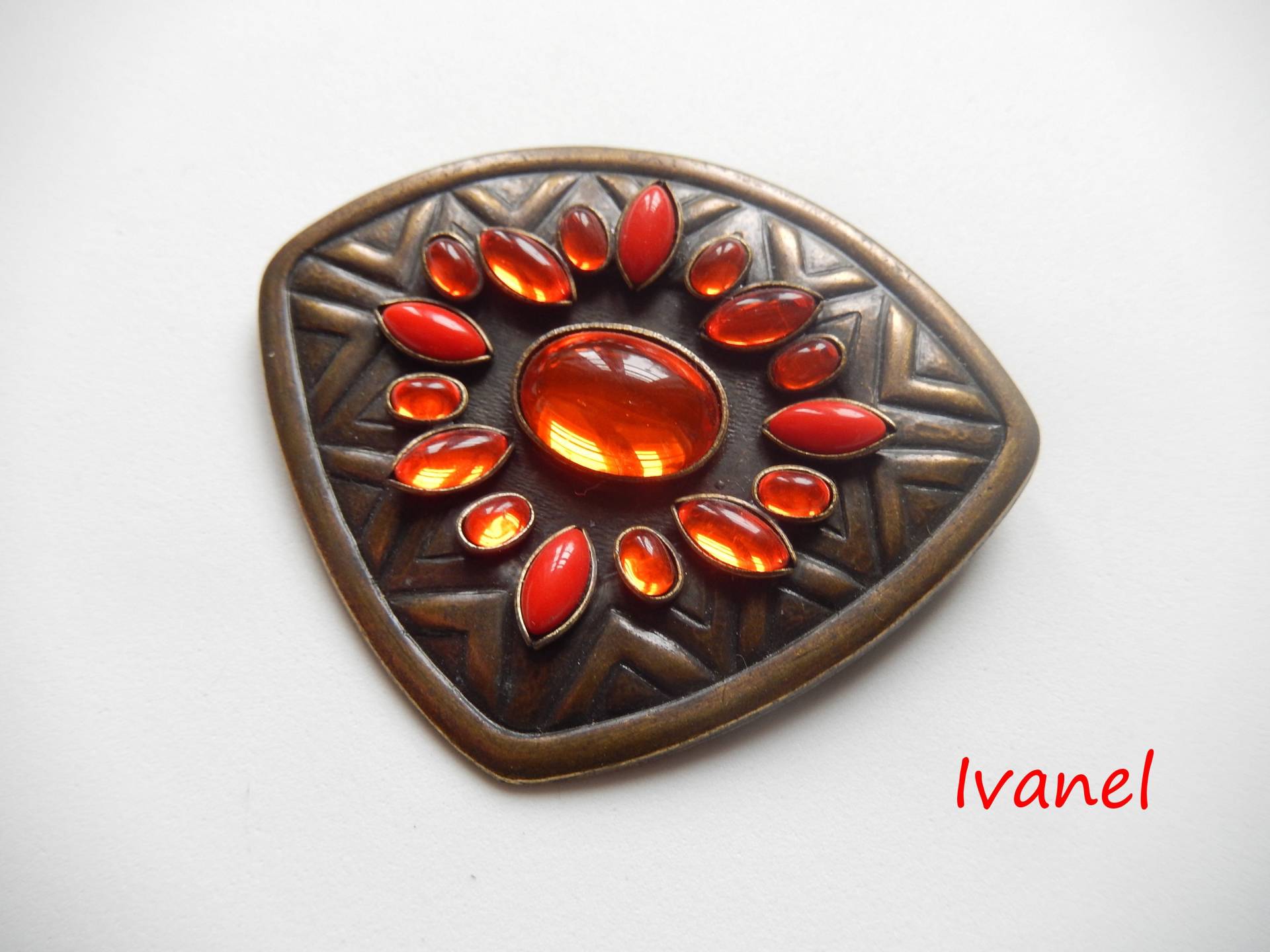 Alte Messing Brosche Mit Roten Glassteinen von Ivanely