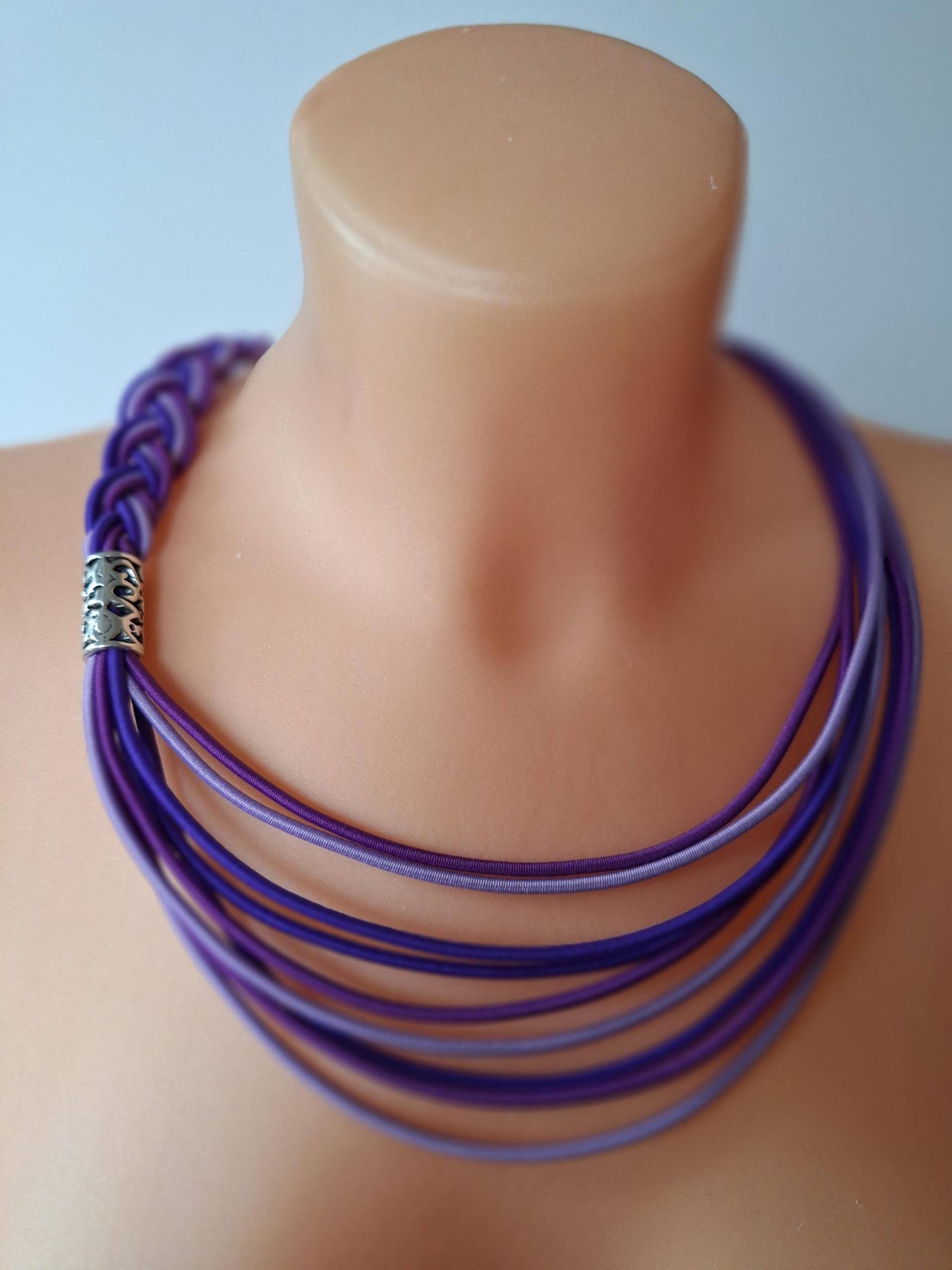 Lila Halskette, Ohrringe von Ivanely