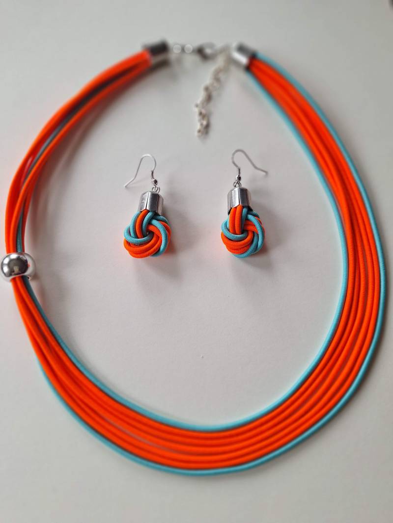 Neon Orange Seil-Halskette Geknotete Ohrringe, Silberfarbene Perlen-Akzente von Ivanely
