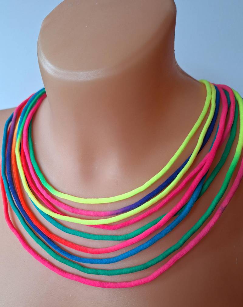 Neon Regenbogen Bib Halskette Buntes Textil Schmuck Set Neon Regenbogen Bib Halskette Buntes Textil Schmuck Set von Ivanely