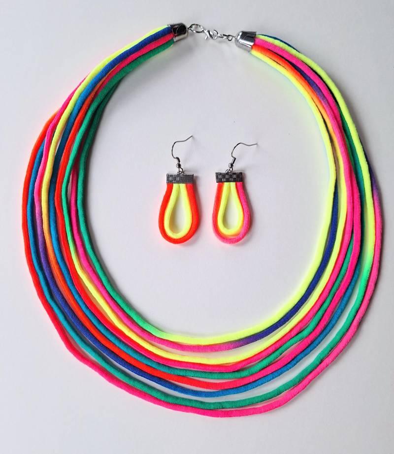 Neon Regenbogen Bib Halskette Buntes Textil Schmuck Set von Ivanely