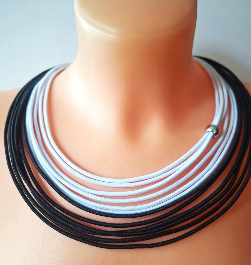 Schwarz Und Weiss , Chunky Textilschmuck, Silberperlen, Statement-Halskette von Ivanely