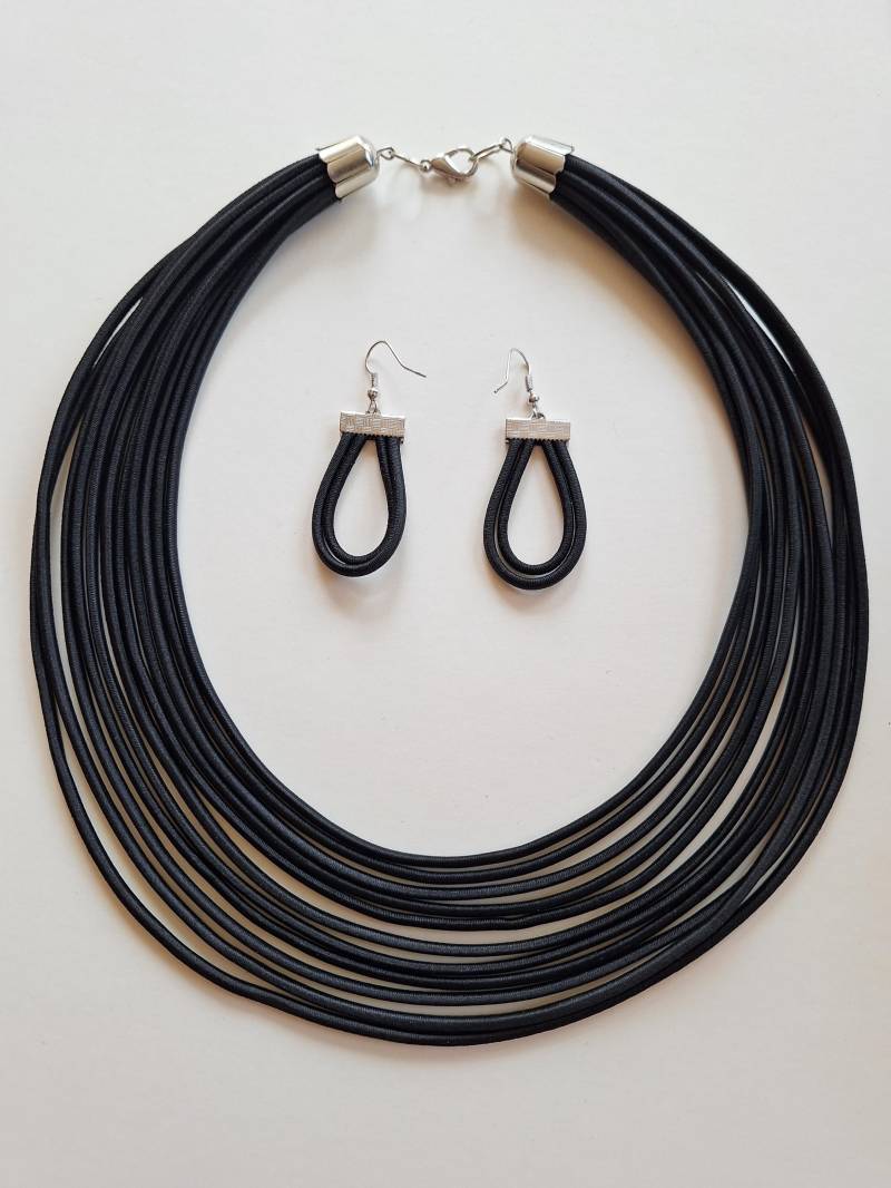 Schwarze Kordelkette Textil Bib Schmuckset von Ivanely