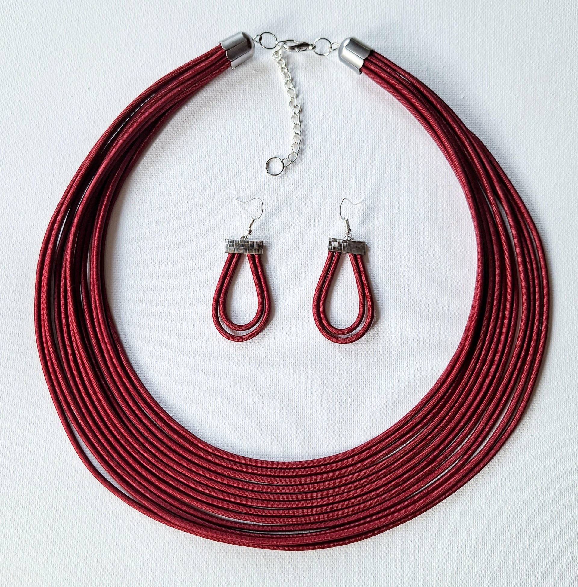 Weinrote Kordel-Halskette Silber-Komponenten, Roter Stoff-Schmuck von Ivanely