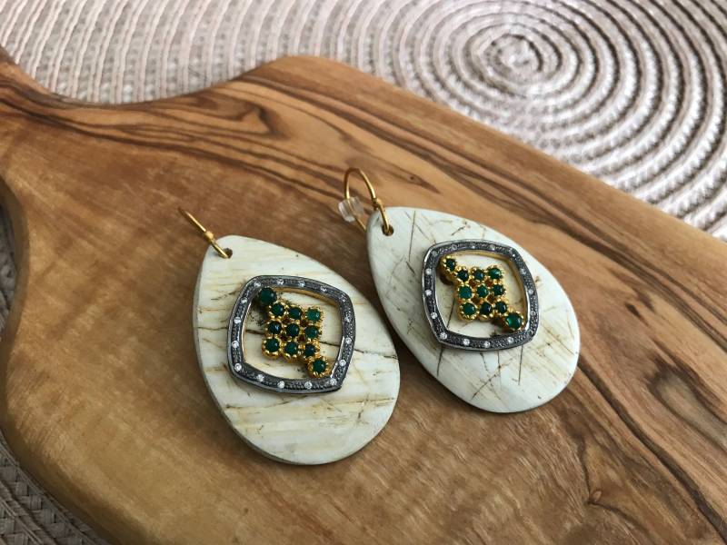 Einzigartige Smaragd Cz Und Holz Ohrringe von IvansJewelry