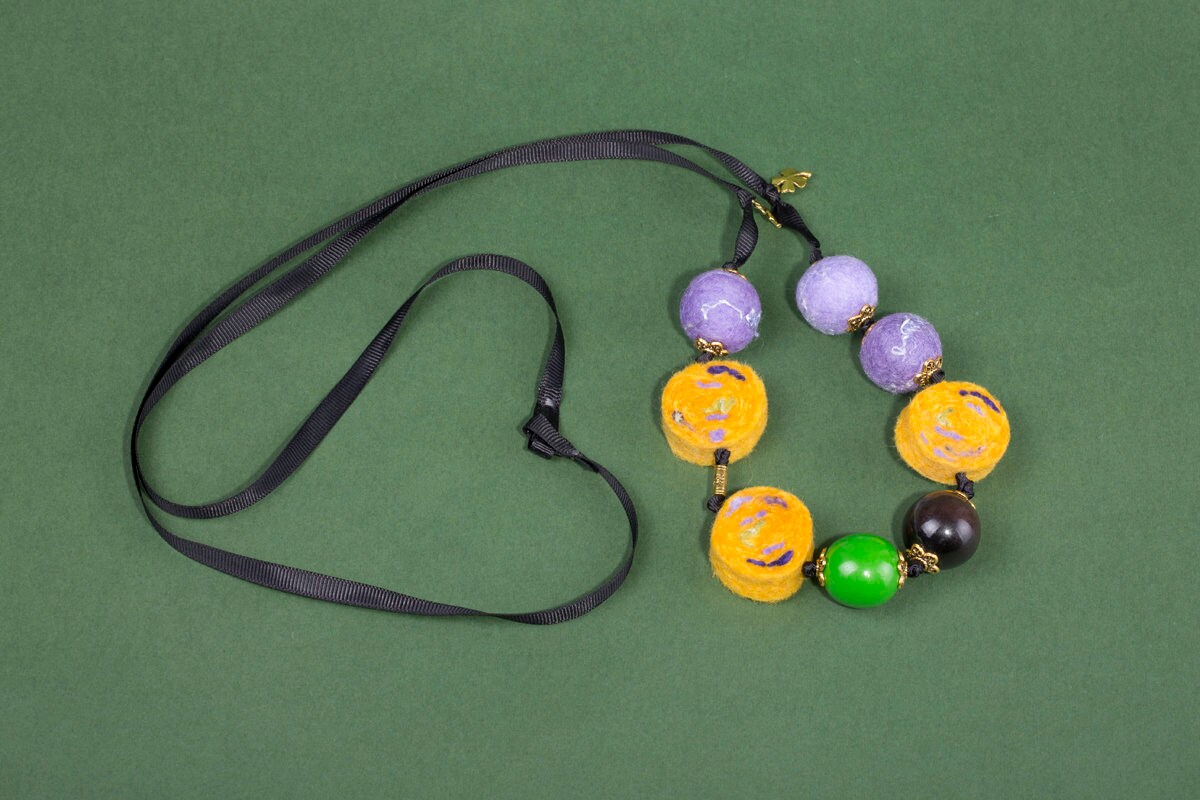 Halskette, Lange Perlen, Moderne Collage Frauen Schmuck von IvantsovaFelt