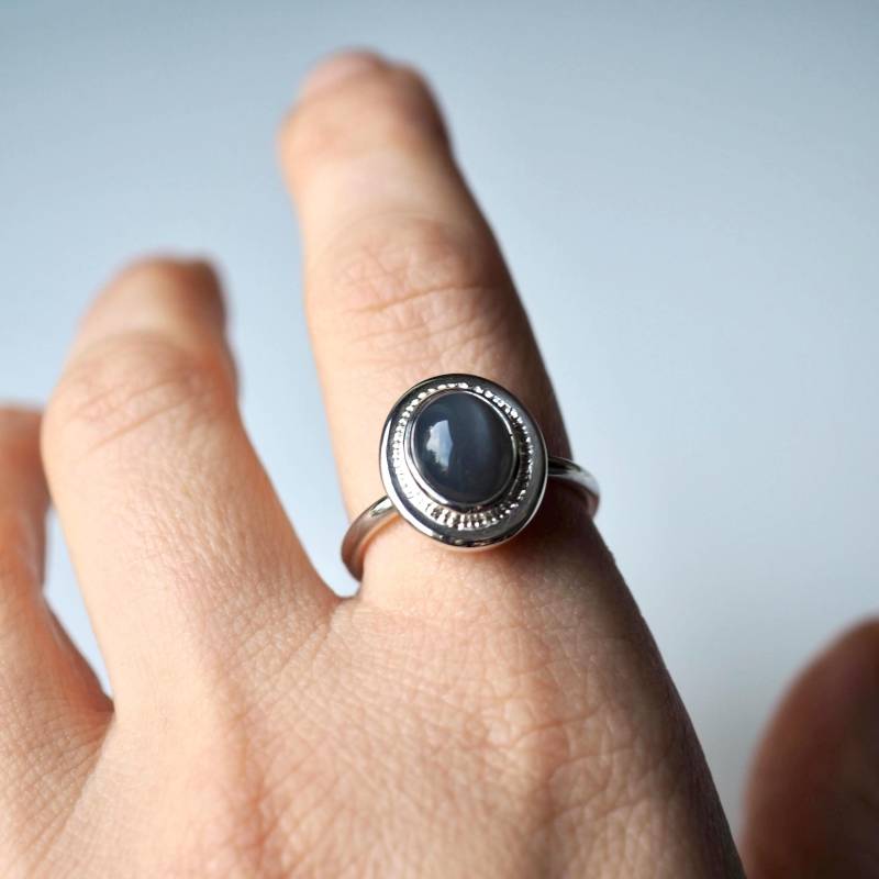 Moderne Silber Rauchige Mondstein Ring Oval Cabochon Breite Strukturierte Lünette Gehämmert Statement Design von IvavviStudio