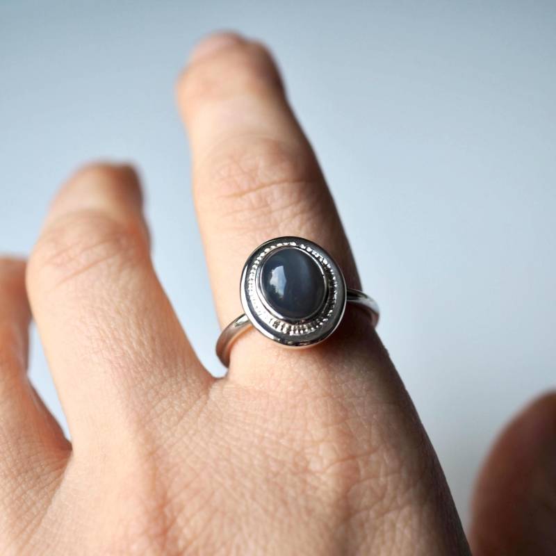 Moderne Silber Rauchige Mondstein Ring Oval Cabochon Breite Strukturierte Lünette Gehämmert Statement Design von IvavviStudio