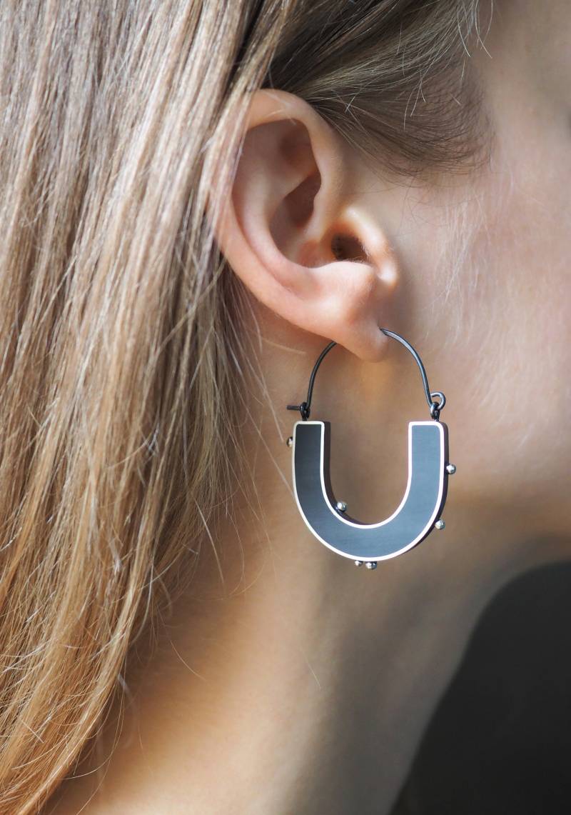 Oxidierte Sterling Silber U-Form Harz Ohrringe Schwarz von IvavviStudio