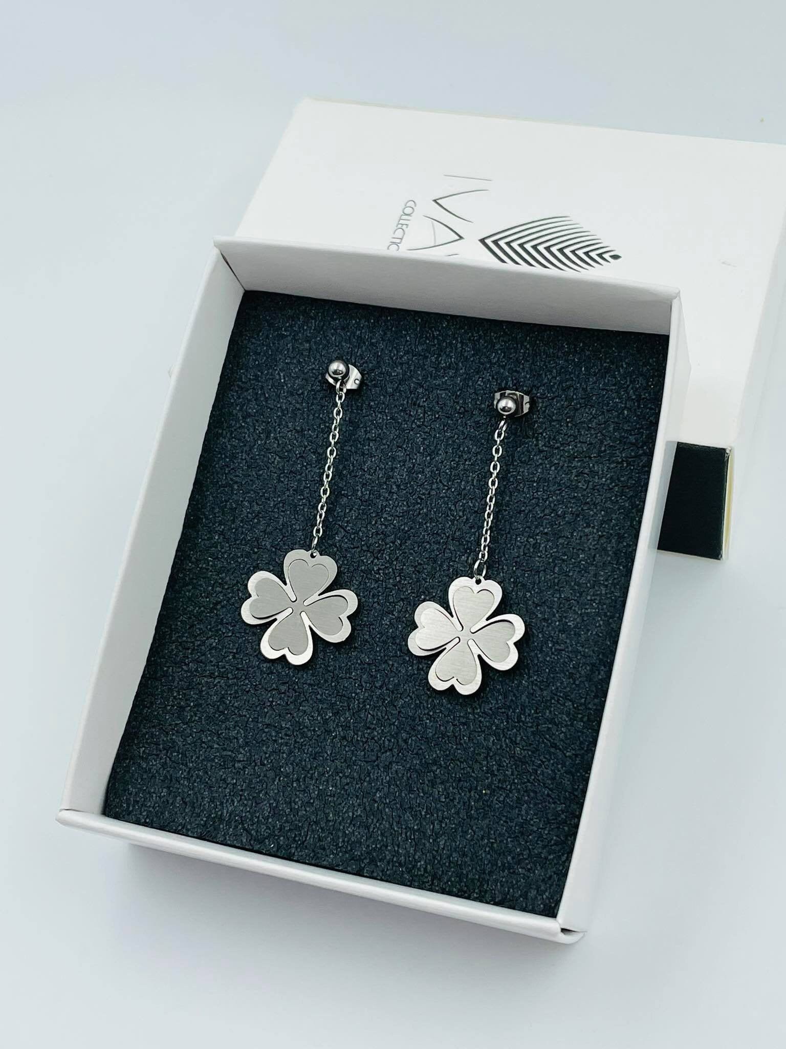 Vier Kleeblatt Ohrstecker, Edelstahl Minimalist Schmuck, 3D Spezielle Glänzende Ohrringe, Zierliche Glücksklee Ohrringe Vier Kleeblatt Ohrstecker, Edelstahl Minimalist Schmuck, 3D Spezielle Glänzende Ohrringe, Zierliche Glücksklee Ohrringe von IvayaCollections