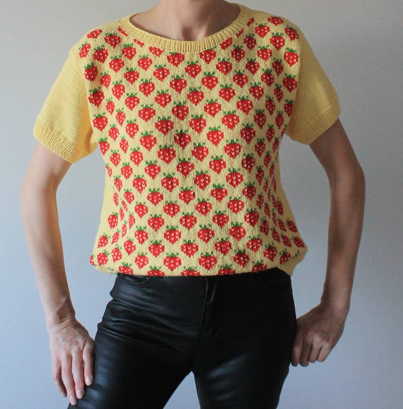 Erdbeershirt Erdbeerpullover Handgestricktes Top Cottagecore Pullover Weste Versandfertig von IvettyKcraft