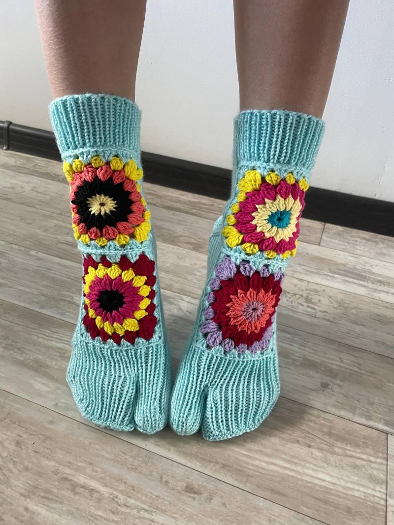 Handgestrickte Socken Tabi-Socken Sommersocken Mit Geteilten Zehen Gehäkelte Oma-Quadrat-Söckchen Versandfertig von IvettyKcraft
