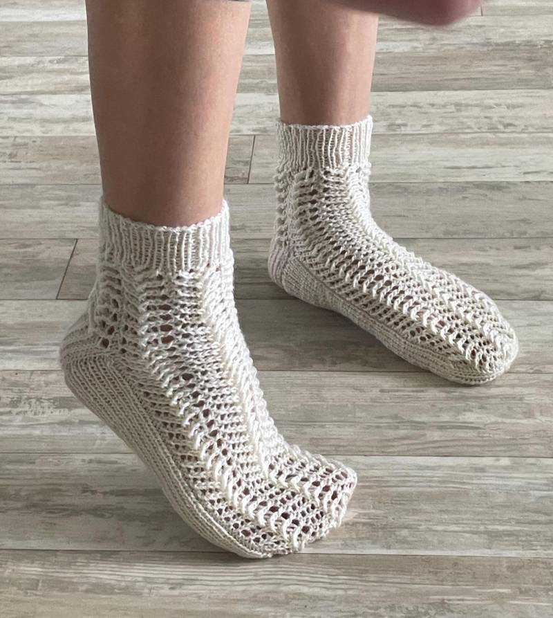 Handgestrickte Weiße Socken Aus Alpakawolle Mit Pailletten. Handgemachte Söckchen Spitzenstrick. Versandfertig von IvettyKcraft