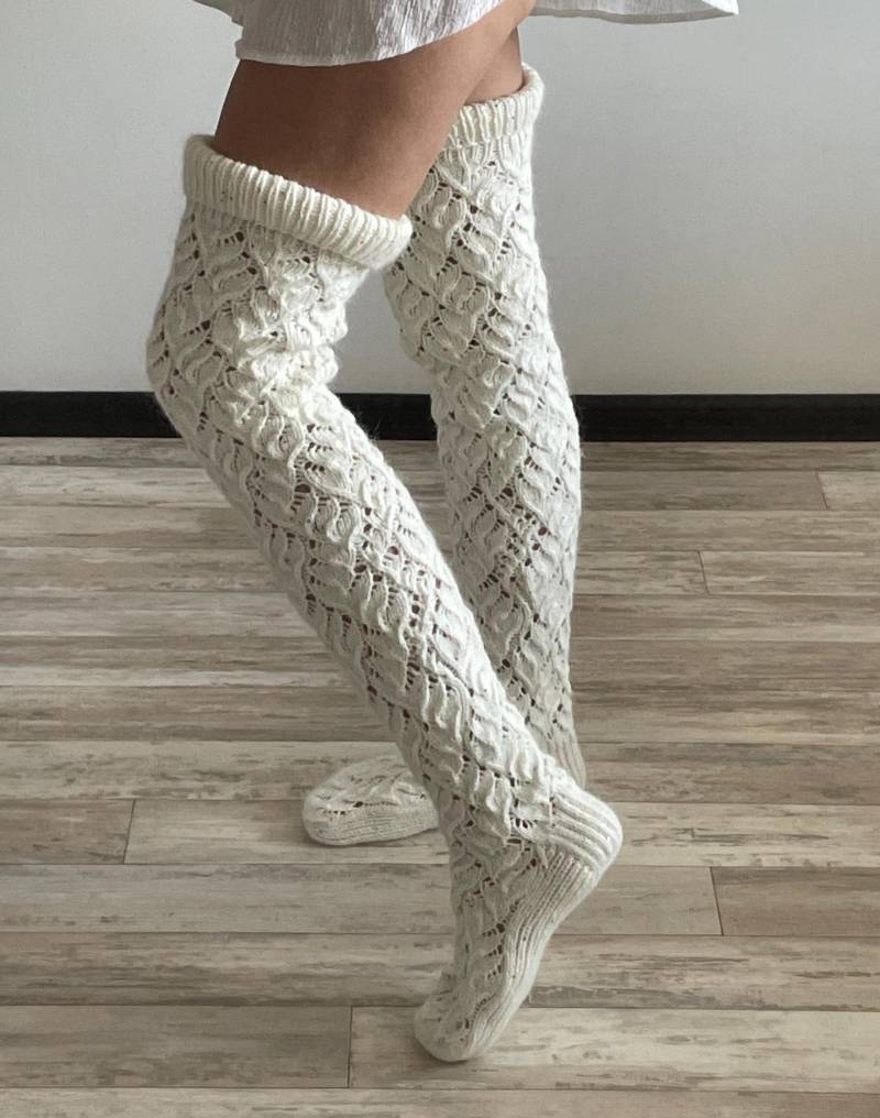 Weiße Oberschenkelhohe Socken Handgestrickte Lange Mit Pailletten Gestrickte Overknee-Fuzzy-Socken Handgemachte Spitzenstricksocken Versandfertig von IvettyKcraft