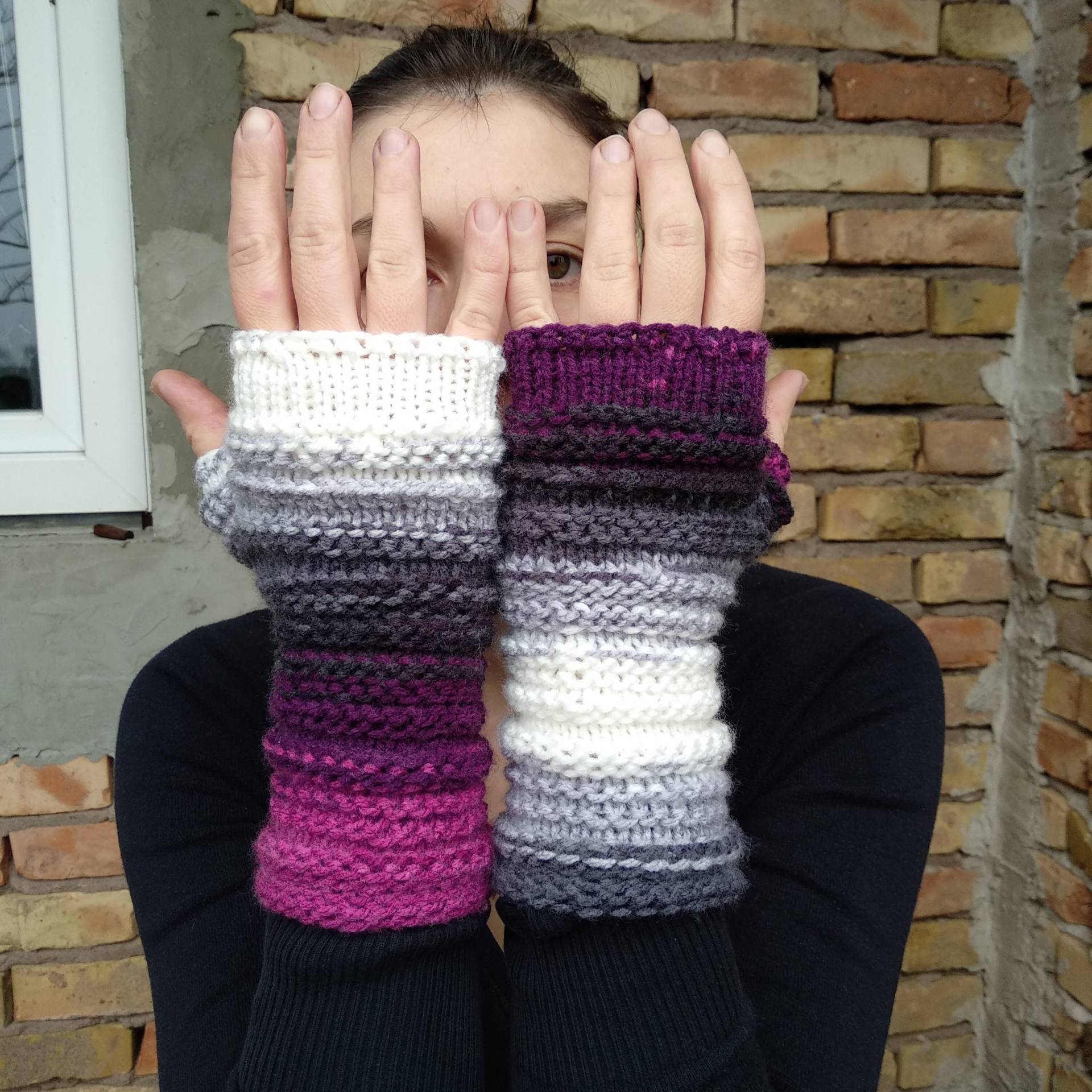 Lila Grau Weiß Armstulpen, Farbverlaufs-Gothic Fingerlose Handschuhe, Vegane Fäustlinge Für Frauen von IviniDarovi