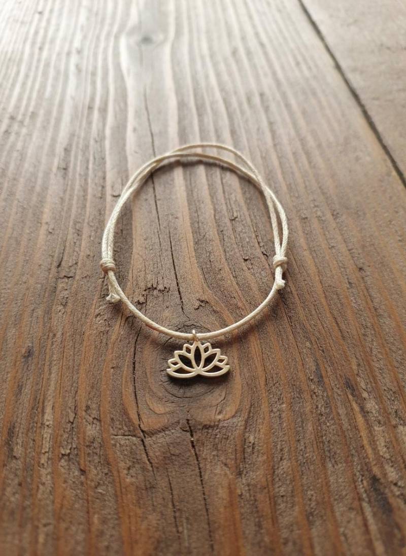 Gold String Lotus Blume Armband von IvoryAndCoCollection