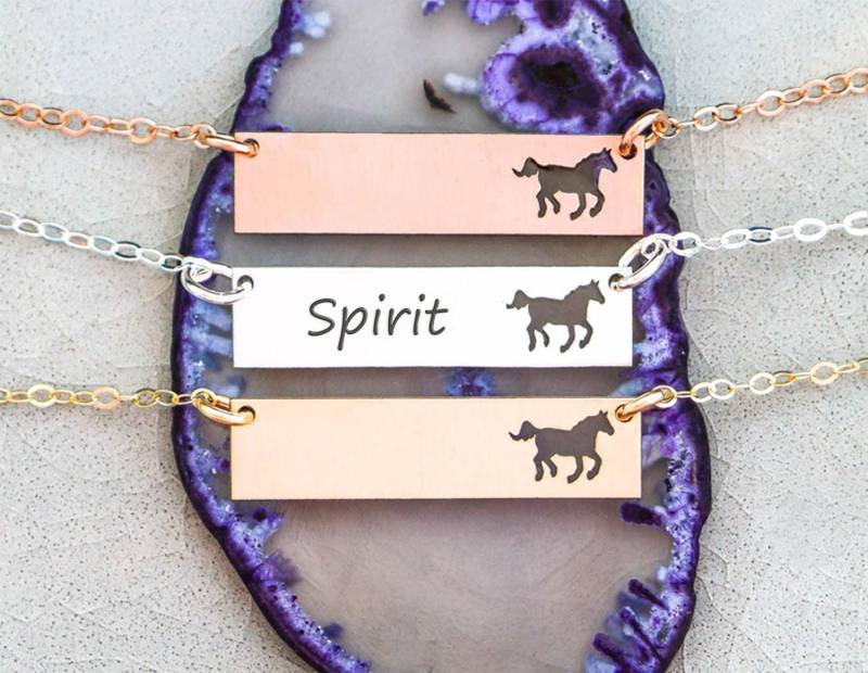 Rennpferde Bar Halskette Personalisierter Pferdeschmuck Laufende Pferde Rodeo Stute Rennstunden Gold Haustier Pferd Erinnerungsgeschenk Rennpferde Bar Halskette Personalisierter Pferdeschmuck Laufende Pferde Rodeo Stute Rennstunden Gold Haustier Pferd Erinnerungsgeschenk von IvyByDesign