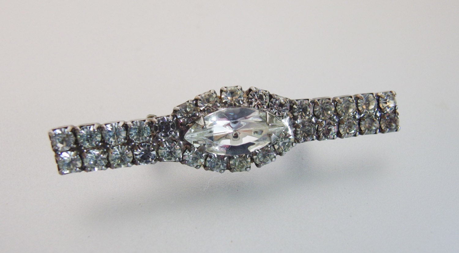 Vintage Moderne Funkelnde Klare Strass Bar Pin Brosche Vintage Moderne Funkelnde Klare Strass Bar Pin Brosche von IvyCottage2U