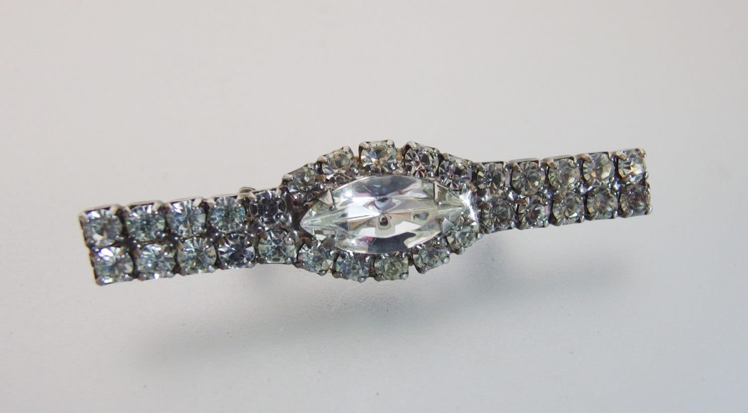Vintage Moderne Funkelnde Klare Strass Bar Pin Brosche Vintage Moderne Funkelnde Klare Strass Bar Pin Brosche von IvyCottage2U