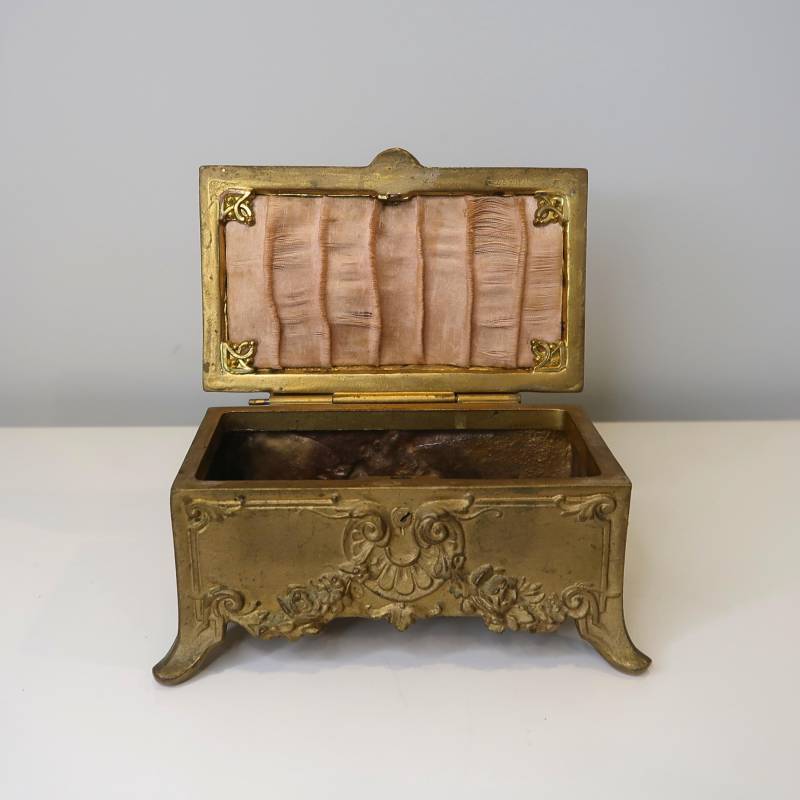 Antike Jugendstil Schmuckschatulle, Verzierte Vergoldete Metallbox Mit Seidenfutter von IvyDogVintage
