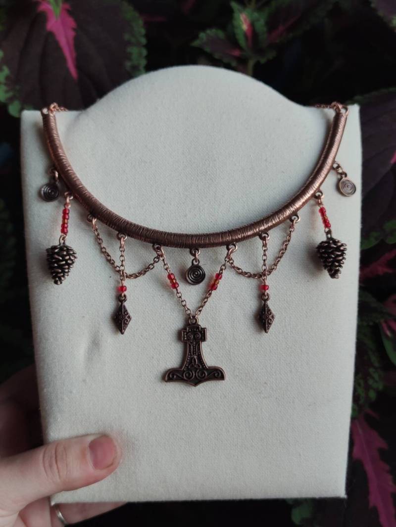 Mjölnir Collier Mit Glasperlen Und Zapfen | Pagan Hexe Wicca Fantasy Göttin Wikinger Keltisch Elfen Got Herr Der Ringe Mittelalter Larp Hoch Mjölnir Collier Mit Glasperlen Und Zapfen | Pagan Hexe Wicca Fantasy Göttin Wikinger Keltisch Elfen Got Herr Der Ringe Mittelalter Larp Hoch von IvySanctuary