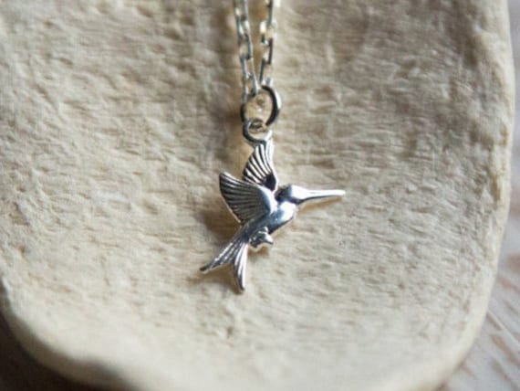 Kleiner Kolibri Anhänger in Sterling Silber, Silber Kolibri, Anhänger, Kette, Vogel Kleiner Kolibri Anhänger in Sterling Silber, Silber Kolibri, Anhänger, Kette, Vogel von IvyStoneCreative