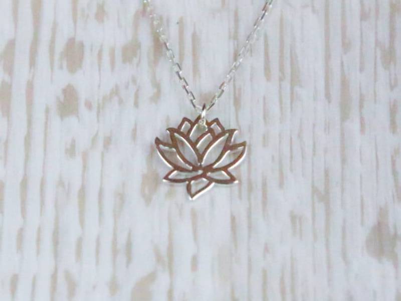 Lotus Flower Anhänger Halskette in Sterling Silber, Blume Halskette, Silber Blume Lotus Flower Anhänger Halskette in Sterling Silber, Blume Halskette, Silber Blume von IvyStoneCreative