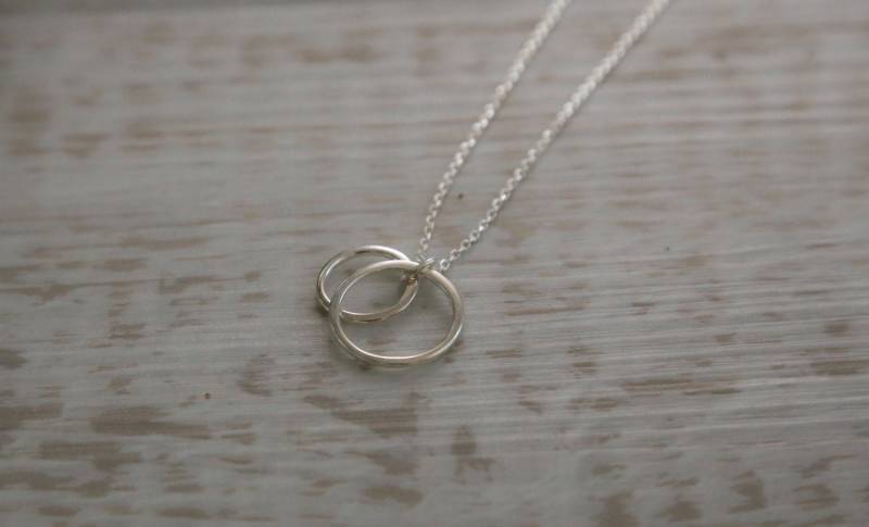 Zwei Kreis Anhänger in Sterling Silber, Geschenk Für Sie, Freundin, Best Friend Halskette Zwei Kreis Anhänger in Sterling Silber, Geschenk Für Sie, Freundin, Best Friend Halskette von IvyStoneCreative