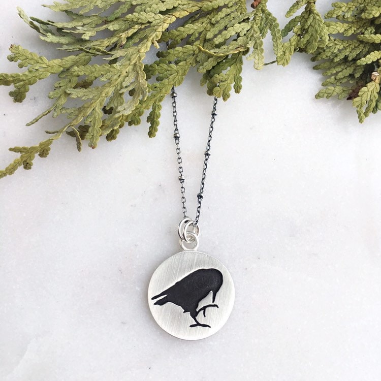 Der Schwarze Rabe Halskette. Nickelfreies Sterlingsilber. Vogel-Silhouette-Schmuck. Edgar Allen Poe. Zauberhaft. Totem. Symbolik Der Schwarze Rabe Halskette. Nickelfreies Sterlingsilber. Vogel-Silhouette-Schmuck. Edgar Allen Poe. Zauberhaft. Totem. Symbolik von IvyandGoldHandcraft