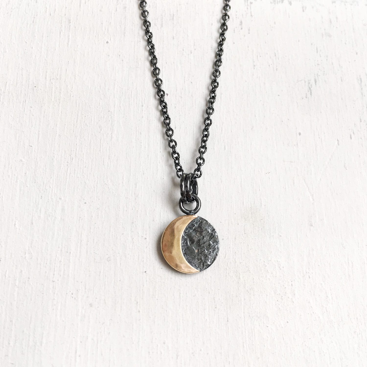 Kleine Sonnenfinsternis Halskette. Sterling Silber. Goldfill. Natur Inspiriert. Neu Rustikal. Eclipse Schmuck. Okkulter 2017 Kleine Sonnenfinsternis Halskette. Sterling Silber. Goldfill. Natur Inspiriert. Neu Rustikal. Eclipse Schmuck. Okkulter 2017 von IvyandGoldHandcraft