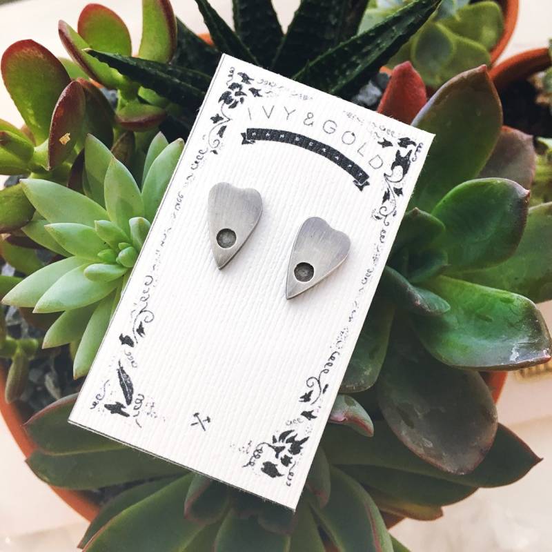 Planchette Ohrringe. Nickelfreies Sterlingsilber. Orakel Schmuck. Ouija Brett. Mystisch. Spiritismus. Magisch. Halloween. Zaubergotth Planchette Ohrringe. Nickelfreies Sterlingsilber. Orakel Schmuck. Ouija Brett. Mystisch. Spiritismus. Magisch. Halloween. Zaubergotth von IvyandGoldHandcraft